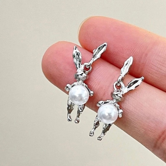 Pearl Bunny Belly Rabbit Hare Abstract Irregular Hinged Ear Swinging Moving Stud - Picture 4 of 11